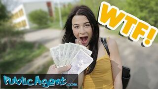 Общественный агент Извращенец шпионит за красоткой, которая мочится с его дроном и трахает ее киску порно